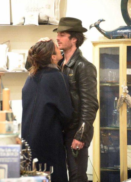 Йен Сомерхолдер и Никки Рид в магазине.