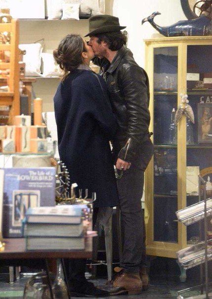 Йен Сомерхолдер и Никки Рид в магазине.