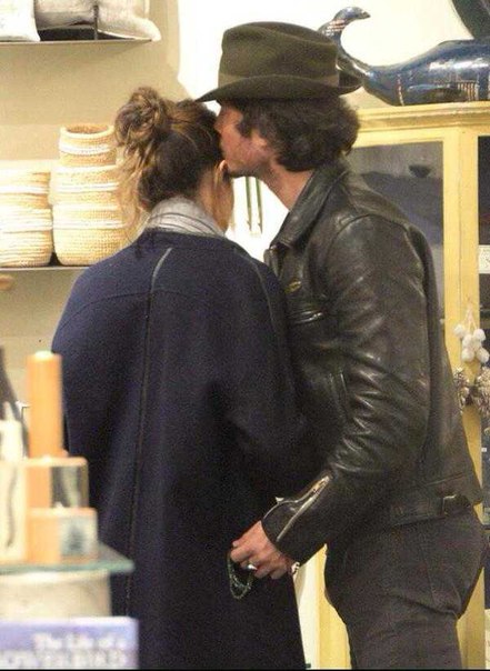 Йен Сомерхолдер и Никки Рид в магазине.