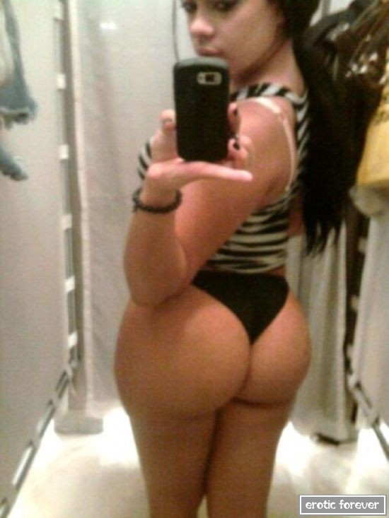 Девушки фотографируют себя в примерочных кабинках (эротика)