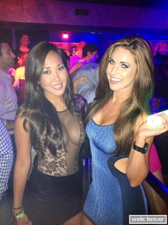 Девушки в сексуальных платьях