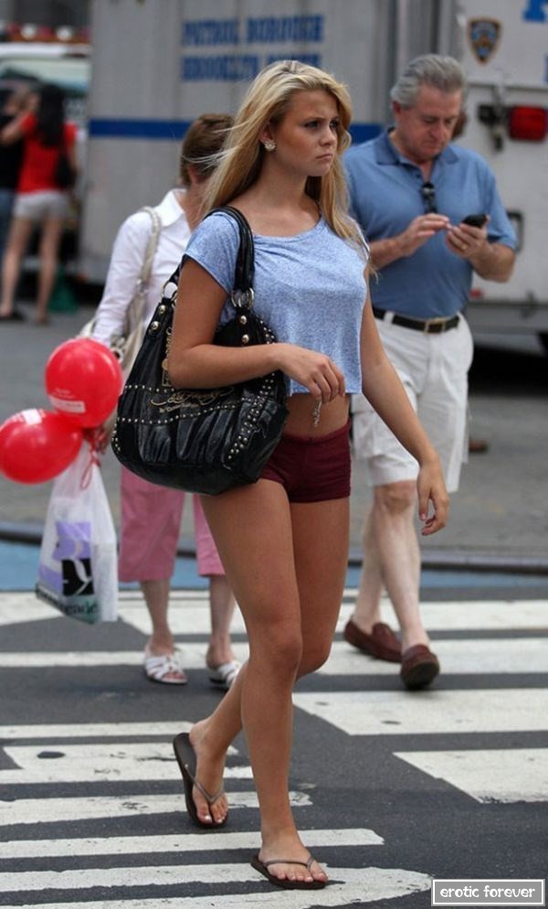 Девушки в сексуальных шортиках