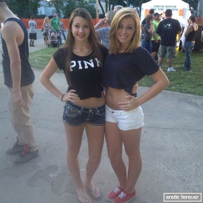 Девушки в сексуальных шортиках