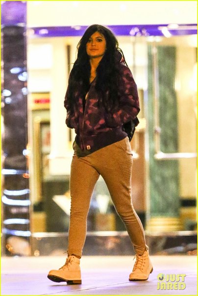 Кайли Дженнер и рэпер Tyga покидают кинотеатр