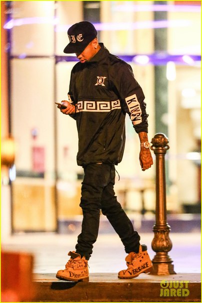 Кайли Дженнер и рэпер Tyga покидают кинотеатр