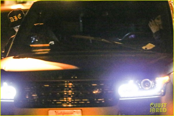 Кайли Дженнер и рэпер Tyga покидают кинотеатр