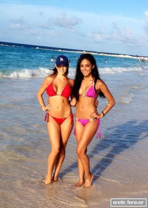 Летние девушки в купальниках (23 фото)