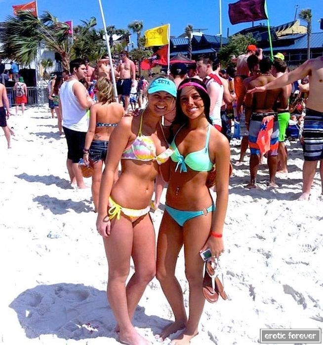 Летние девушки в купальниках (23 фото)