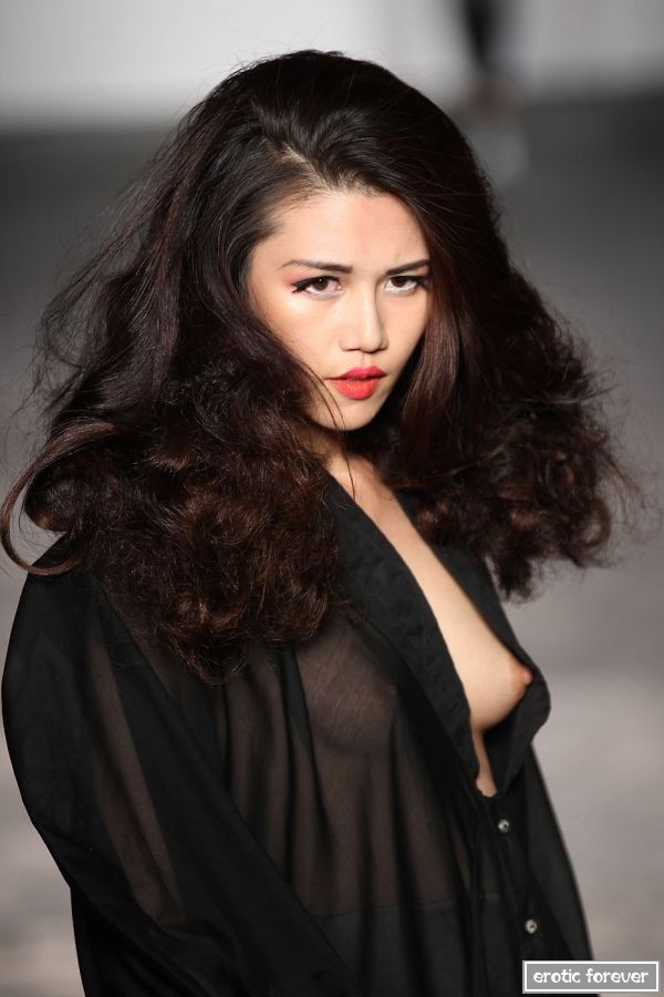 Мода на откровенные наряды с обнаженным топом (эротика)