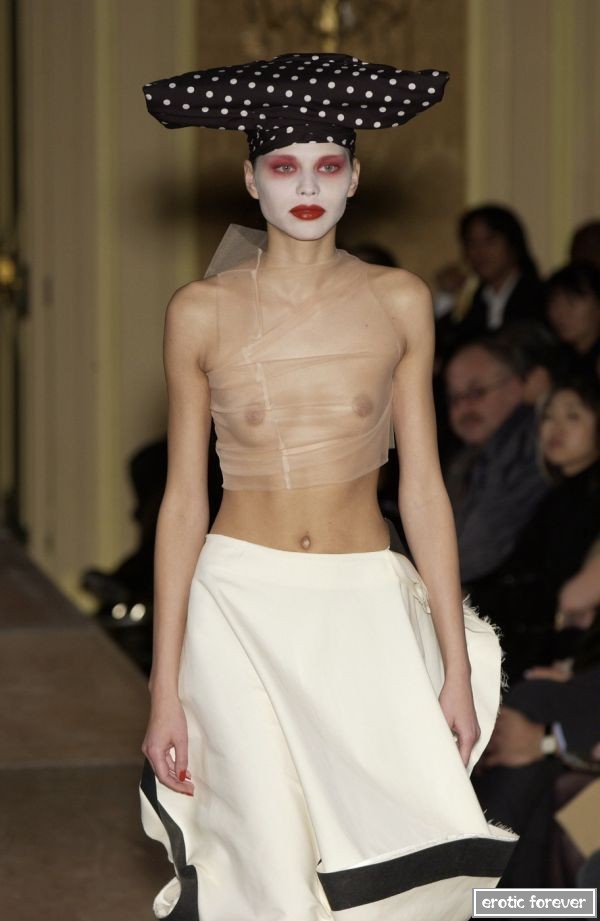 Мода на откровенные наряды с обнаженным топом (эротика)