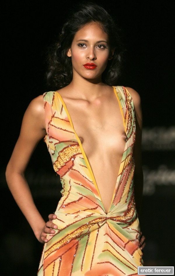 Мода на откровенные наряды с обнаженным топом (эротика)