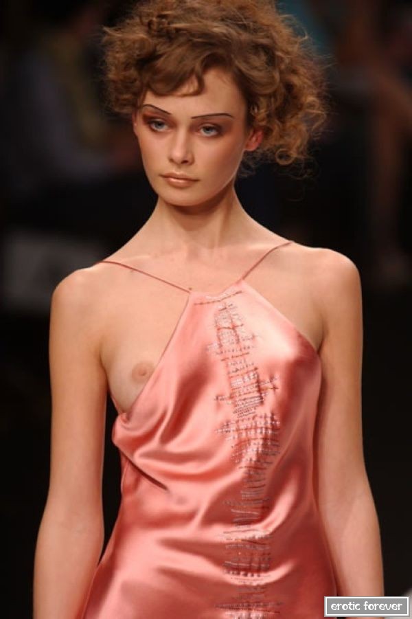Мода на откровенные наряды с обнаженным топом (эротика)