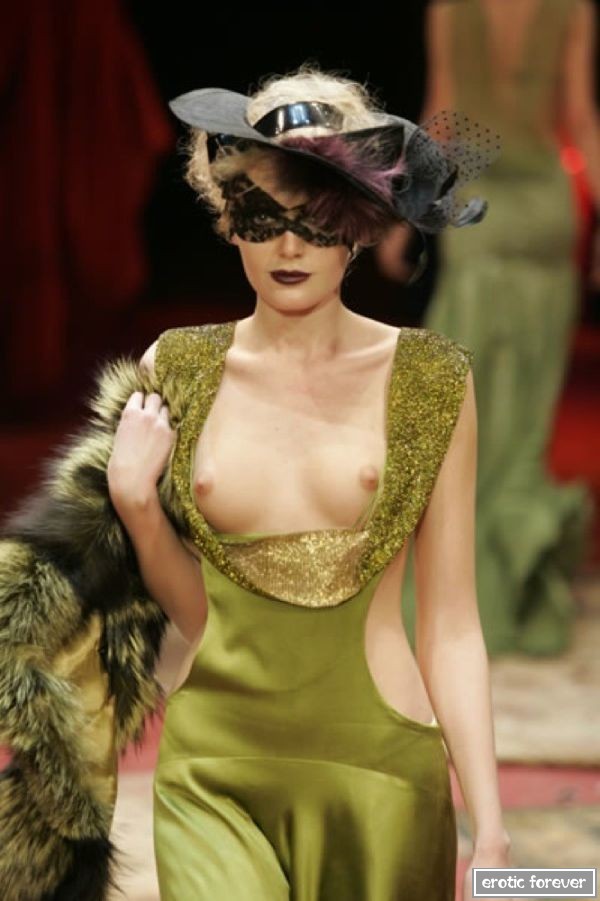 Мода на откровенные наряды с обнаженным топом (эротика)