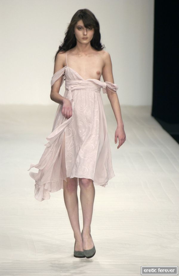 Мода на откровенные наряды с обнаженным топом (эротика)