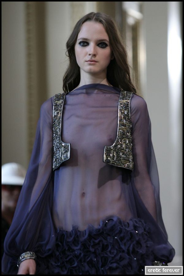 Мода на откровенные наряды с обнаженным топом (эротика)