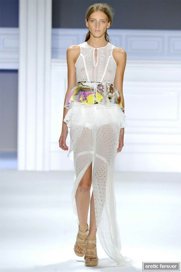 Мода на откровенные наряды с обнаженным топом (эротика)