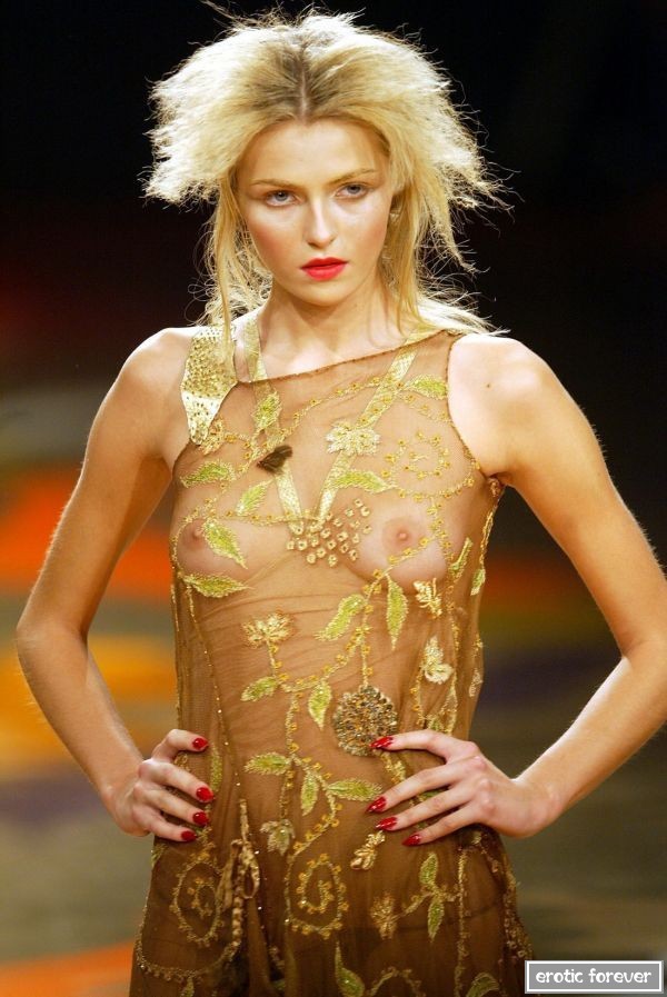 Мода на откровенные наряды с обнаженным топом (эротика)