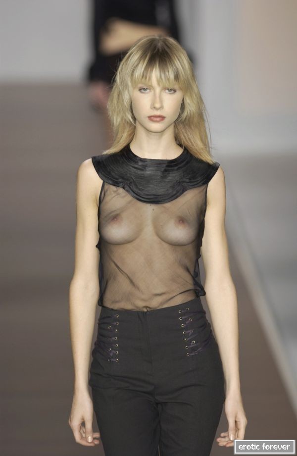 Мода на откровенные наряды с обнаженным топом (эротика)