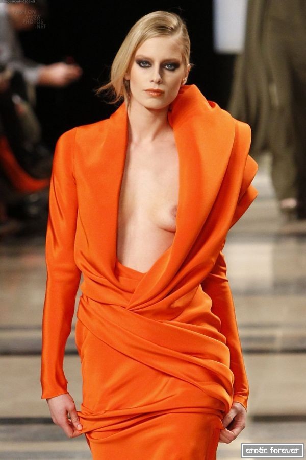 Мода на откровенные наряды с обнаженным топом (эротика)