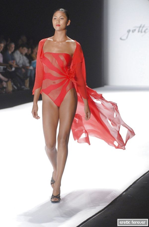 Мода на откровенные наряды с обнаженным топом (эротика)