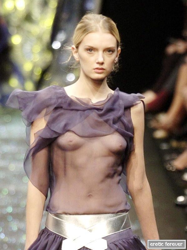 Мода на откровенные наряды с обнаженным топом (эротика)