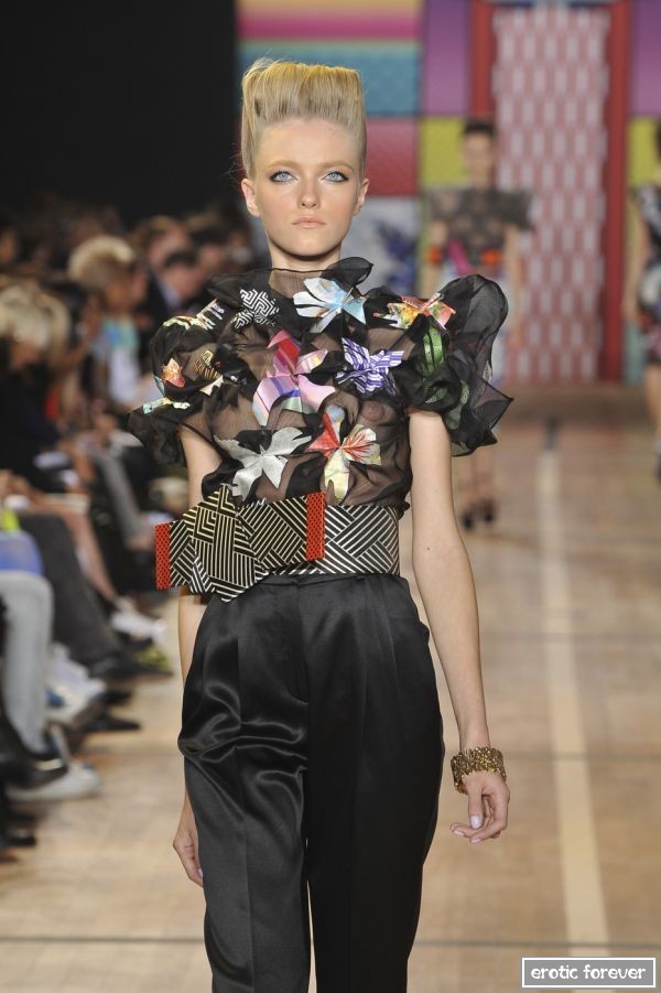 Мода на откровенные наряды с обнаженным топом (эротика)