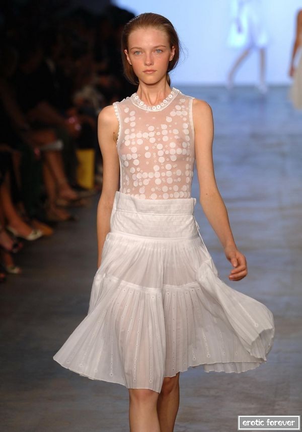 Мода на откровенные наряды с обнаженным топом (эротика)