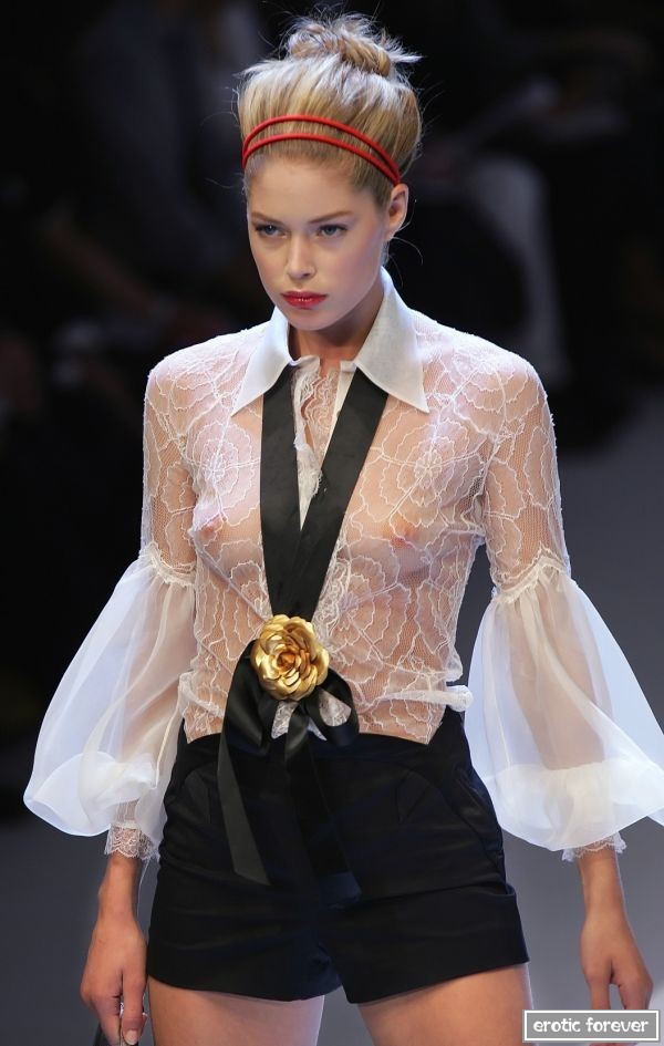 Мода на откровенные наряды с обнаженным топом (эротика)