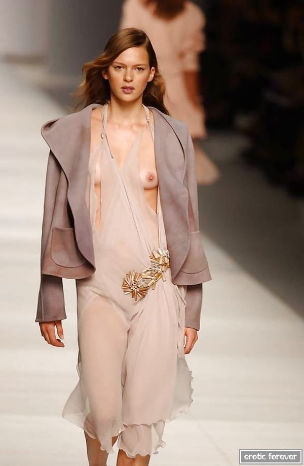 Мода на откровенные наряды с обнаженным топом (эротика)