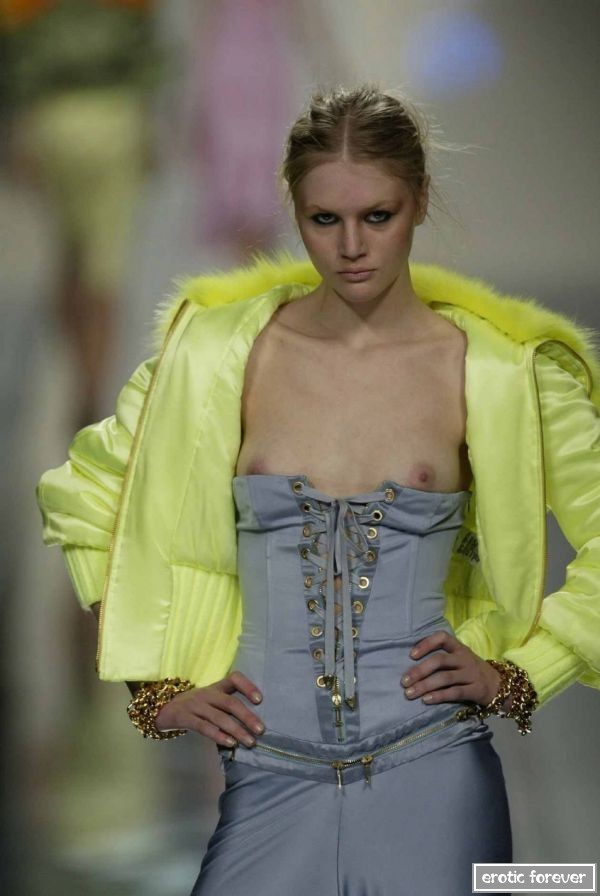 Мода на откровенные наряды с обнаженным топом (эротика)