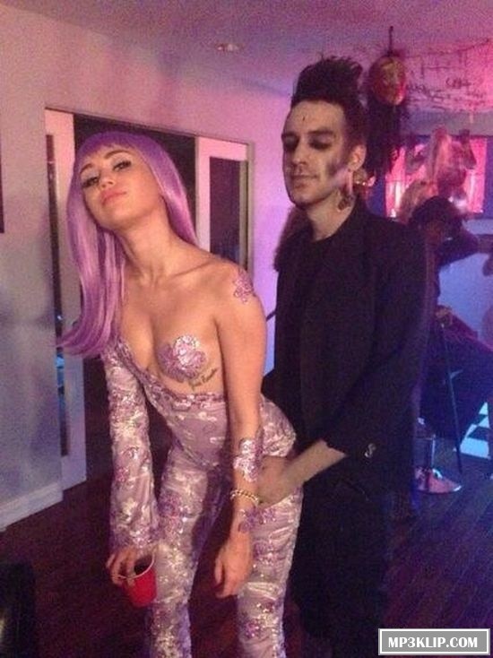 Откровенный костюм Майли Сайрус на хэллоуин Откровенный костюм Майли Сайрус на хэллоуин