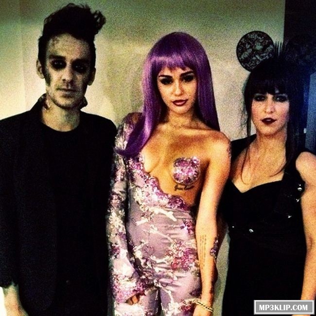 Откровенный костюм Майли Сайрус на хэллоуин Откровенный костюм Майли Сайрус на хэллоуин