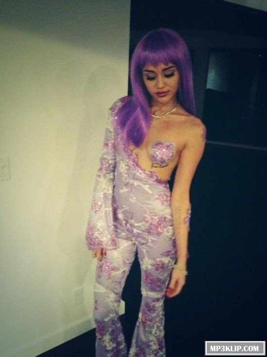 Откровенный костюм Майли Сайрус на хэллоуин Откровенный костюм Майли Сайрус на хэллоуин