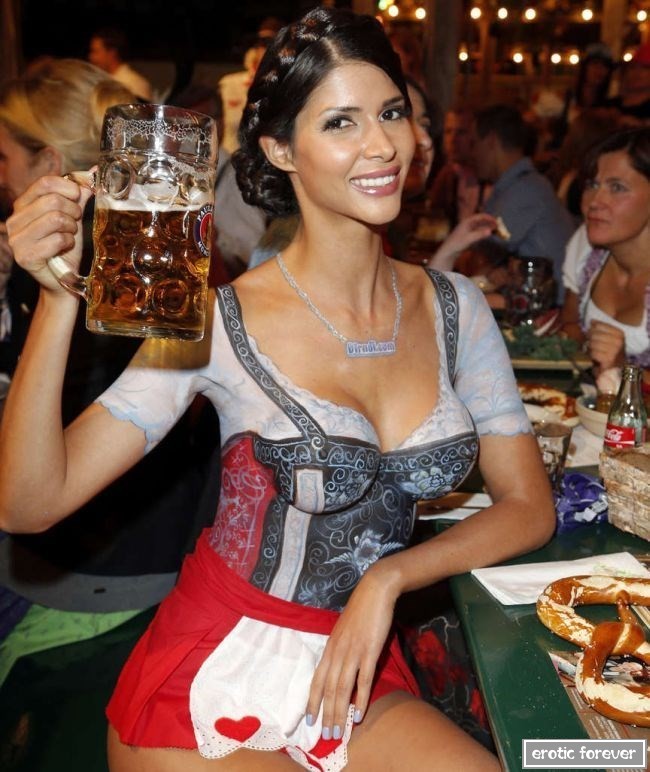 Сексуальный бодиарт в честь фестиваля Октоберфест