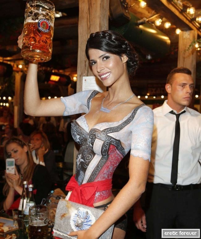 Сексуальный бодиарт в честь фестиваля Октоберфест