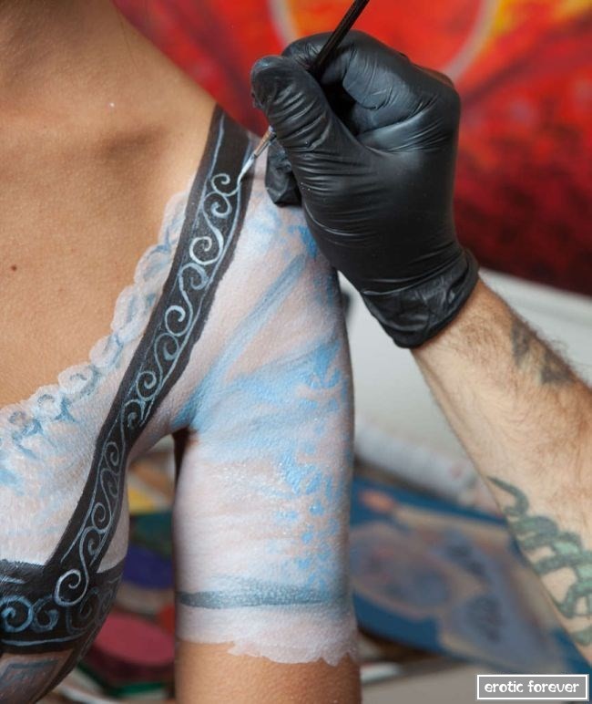 Сексуальный бодиарт в честь фестиваля Октоберфест