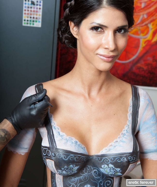 Сексуальный бодиарт в честь фестиваля Октоберфест