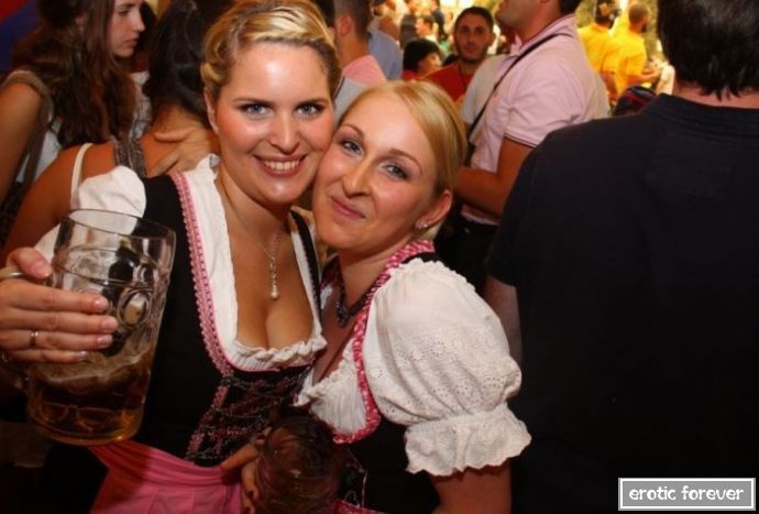 Девушки с пивного фестиваля Октоберфест