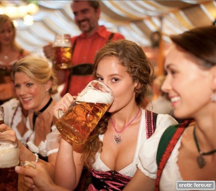 Девушки с пивного фестиваля Октоберфест