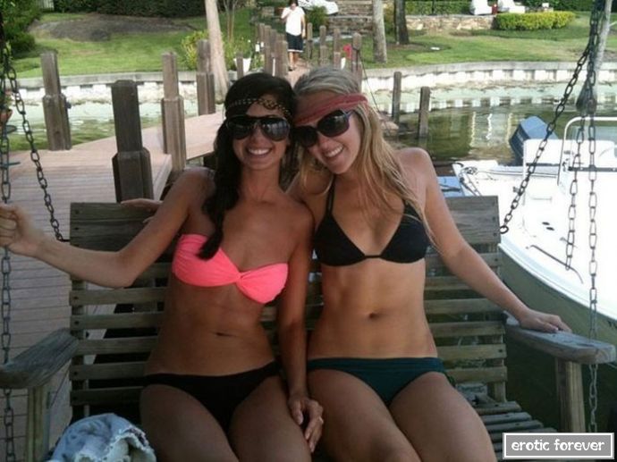 Летние девушки в купальниках (23 фото)