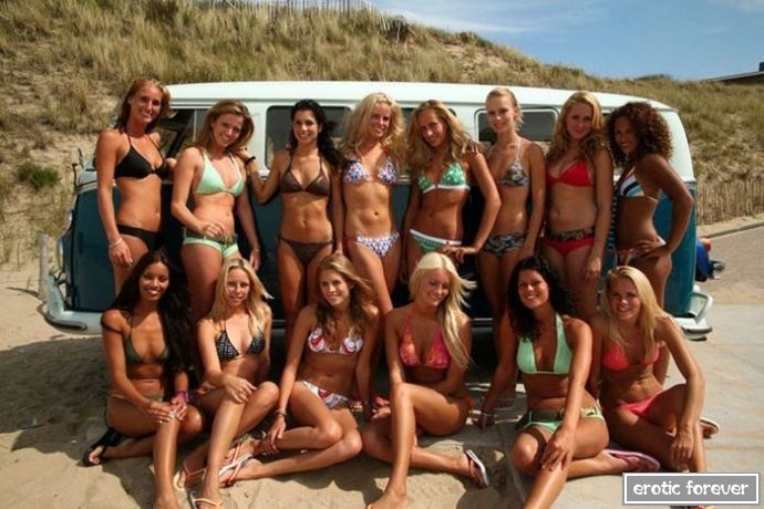 Летние девушки в купальниках (23 фото)