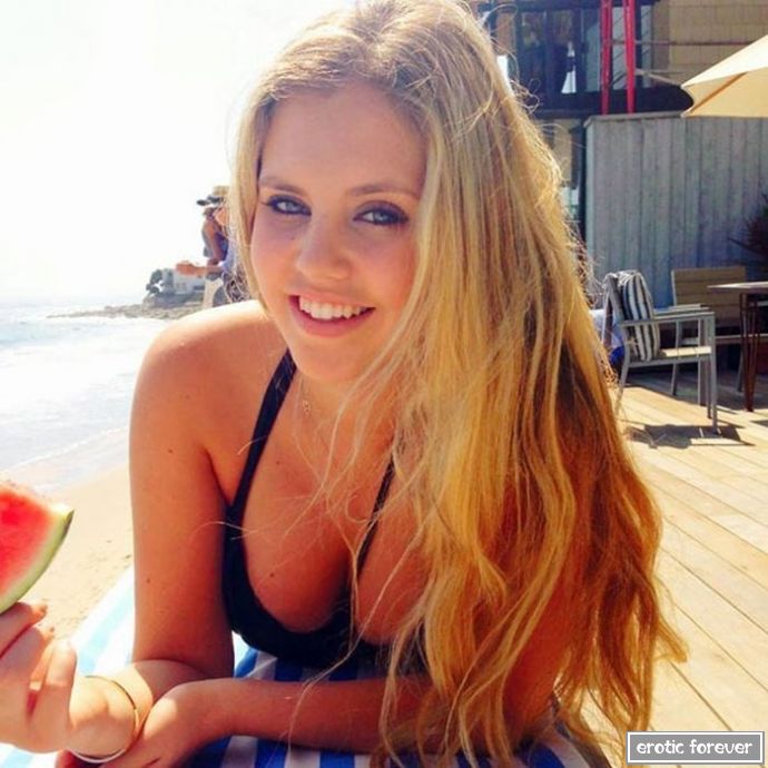 Летние девушки в купальниках (23 фото)