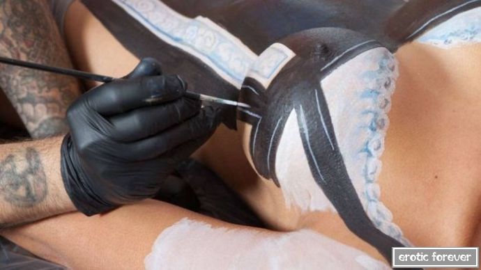 Сексуальный бодиарт в честь фестиваля Октоберфест