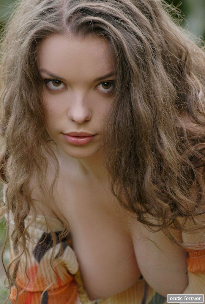 Среди подсолнухов - (фото 18+)