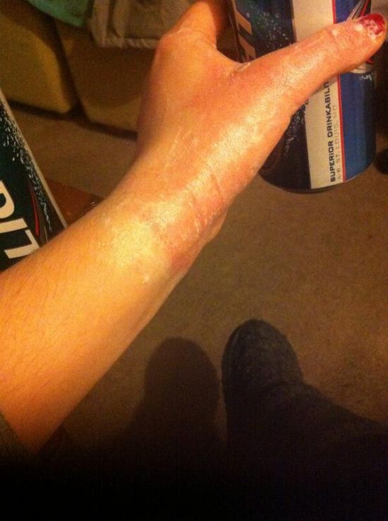 Блондинка провела эксперимент с кипятком на морозе Блондинка провела эксперимент с кипятком на морозе