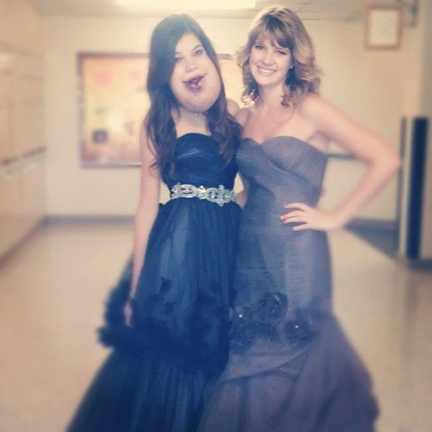 Девушка, любящая оторваться в компании подружек (жесть) Девушка, любящая оторваться в компании подружек (жесть)