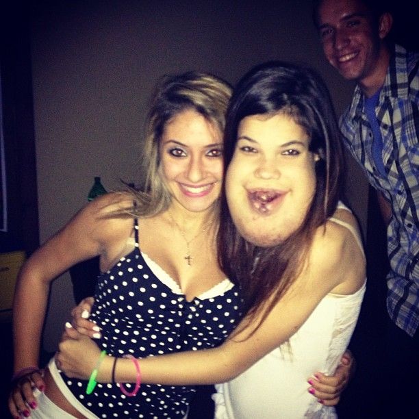 Девушка, любящая оторваться в компании подружек (жесть) Девушка, любящая оторваться в компании подружек (жесть)