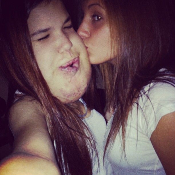 Девушка, любящая оторваться в компании подружек (жесть) Девушка, любящая оторваться в компании подружек (жесть)