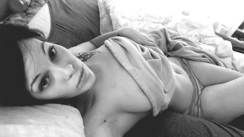 Девушки без лифаков (эротика)