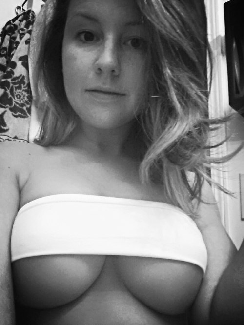 Девушки дразнят (эротика)